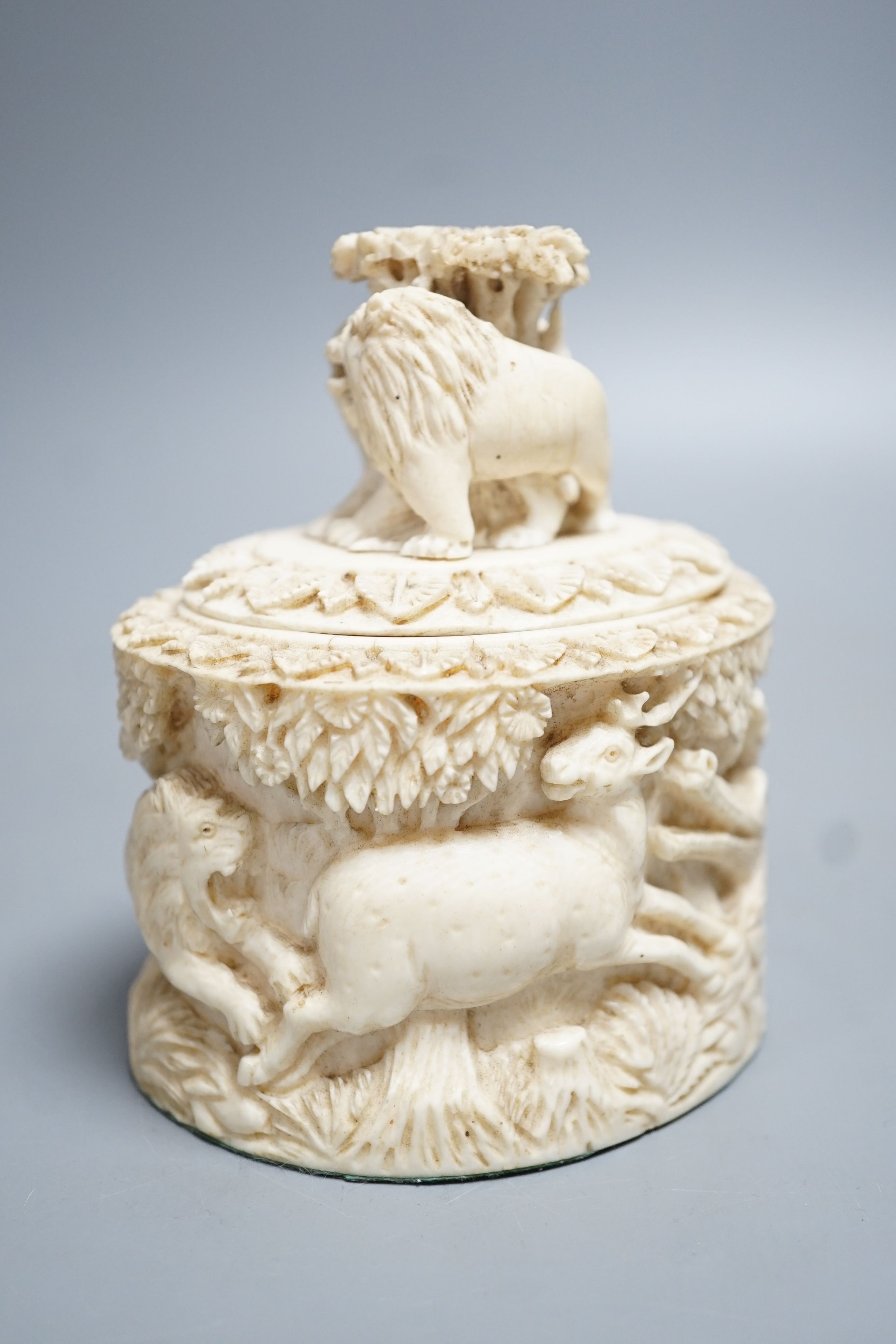 An early 20th century Indian carved ivory box and cover 10cm